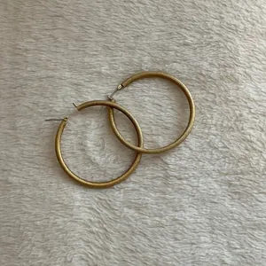 Chic Gold Textured Hoop Earrings thumbnail 3
