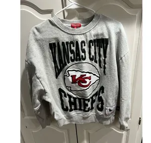 MITCHELL AND NESS KANSAS CITY CHIEFS WOMENS GREY LOGO CREW SWEATSHIRT Small thumbnail 1