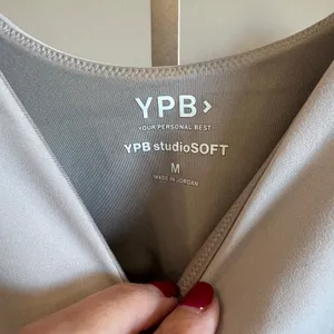 Abercrombie YPB studioSOFT Waist Length V Neck Slim Tank Sand M thumbnail 3