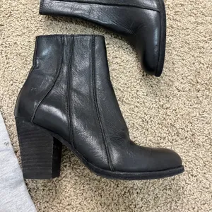 Frye Essa Seam Bootie Black Leather Western Almond Toe Ankle Zip Sz 6.5 thumbnail 6