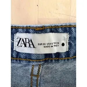 ZARA Blue Denim Distressed Shorts Size 6 Cotton High-Rise Raw-Hem Summer Beach thumbnail 8