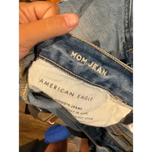 American Eagle distressed Mom jeans thumbnail 6