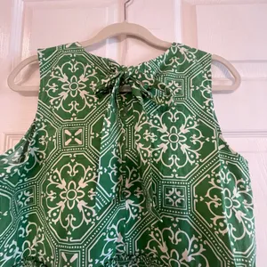 Ann Taylor sleeveless top featuring a green and white geometric print size med thumbnail 8