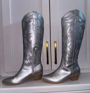 Gently used tall boots, maybe worn once. thumbnail 3
