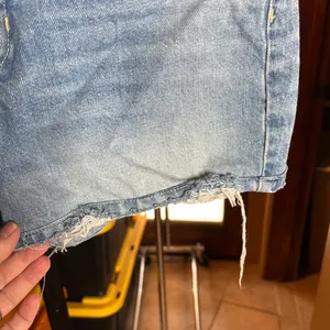 Free People We The Free Distressed Denim Shorts Size 28 Raw Hem Mid Rise Boho thumbnail 5