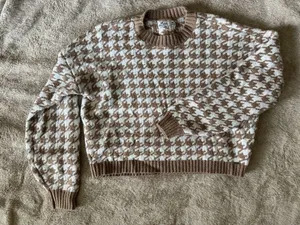 Hollister Tan and White Houndstooth Cropped Sweater thumbnail 1