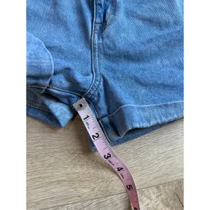 EUC American Eagle Mom Shorts Women's Size 8 High Rise Cuffed Denim Jean Pleated thumbnail 5