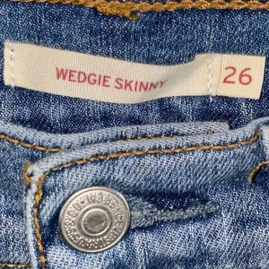 Levi’s‎ Wedgie Skinny Jeans 26 Distressed Raw Hem High Rise Crop thumbnail 3