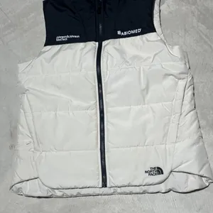 The North Face Vest Jacket Everyday Puffer Lightweight Womens SZ M Johnson Logo thumbnail 3