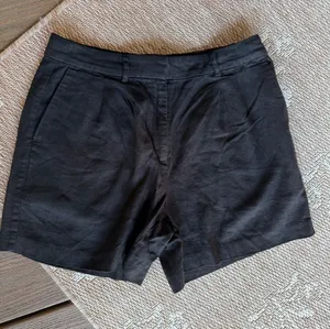 Old Navy Black Tailored Women's Shorts thumbnail 1