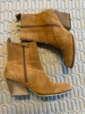 Women's Suede Ankle Booties in Tan Green Size undefined thumbnail 3