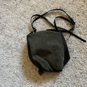 Free People‎ Serena Suede Slouchy Backpack One Size Forest Green thumbnail 2