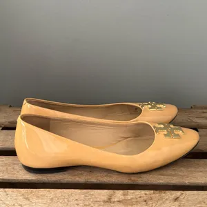 Tory Burch Patent Leather Pointy-Toe‎ Logo Flat Size 8 A30 thumbnail 4