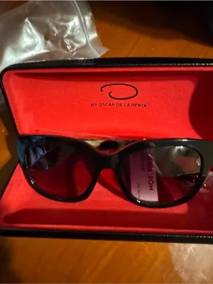 Oscar de la Renta Black Frame Sunglasses with Brown Gradient Lenses thumbnail 8