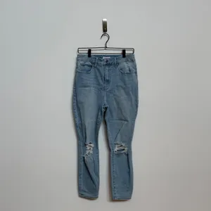 Good American Distressed Light Wash Cropped Jeans Size 12 / 31 thumbnail 4