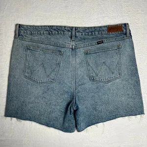 Wrangler Womens Size 16 Blue Distressed Denim Roll Shorts Raw Hem thumbnail 2