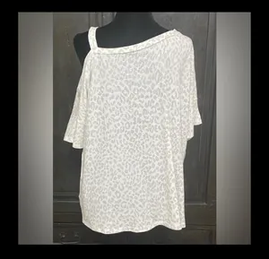 White & Gray leopard OS open shoulder shortsleeved blouse - Size XLarge thumbnail 3