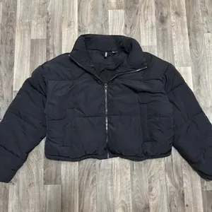 Divided Women's Black Cropped Puffer Jacket M thumbnail 2