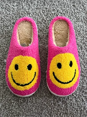 NEW Hot Pink Smiley Face Fuzzy Slippers Women’s S 5-6 Y2K Happy Face Lougewear thumbnail 9