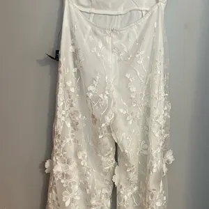 Lulu's Eternal Glamour White 3D floral jumpsuit‎ NWT Size XL thumbnail 5