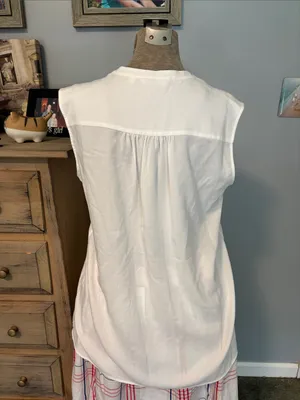 Uniqlo White Sleeveless Button-Up Blouse thumbnail 4