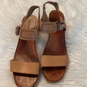 Lucky 🍀 Brand Leather Sandals size 9.5 preowned conditions thumbnail 2