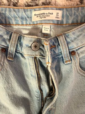 Abercrombie & Fitch Curve Love High Rise 90s Relaxed Raw Hem Jean thumbnail 4