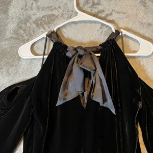 Trina Turk Size 4 Eden Cold Shoulder‎ Drapey Velvet Shift Dress Black thumbnail 4