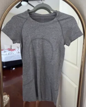 lululemon shirt  thumbnail 1