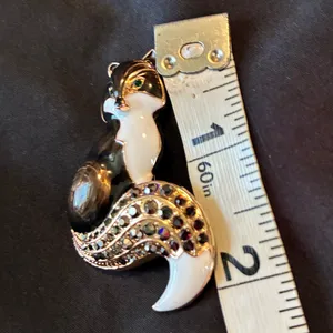 Dark brown and white Fox brooch Black thumbnail 3