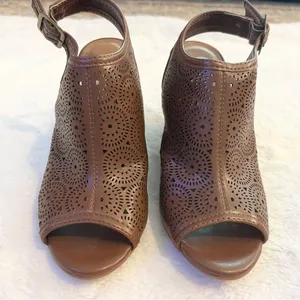 Jasmin Brown Faux Leather Cut Out Ankle Strap Wedges Size 6 thumbnail 6