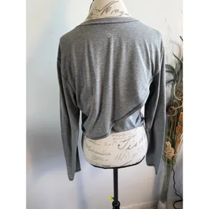 Lululemon Grey Long Sleeve Mesh Back Tulip‎ Hem Cropped Yoga Top Size 6 thumbnail 3