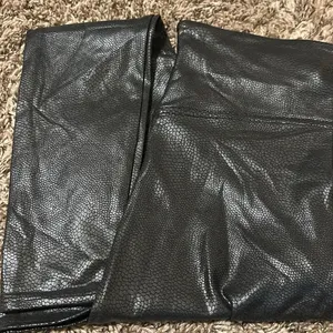 SPANX Faux Leather Leggings Black Pebbled Large thumbnail 10