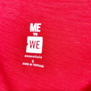 Me To We Red Short Sleeve Y Neck Shirt Sz S thumbnail 2