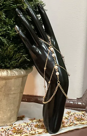 Pearl and gold chain bracelet thumbnail 1