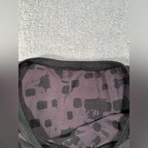 Lululemon Black gray Patterned tee shirt Top cropped thumbnail 5