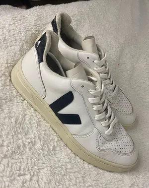 VEJA Leather Womens Sneakers Shoes Size 7 thumbnail 1