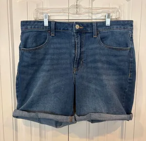 Old navy high rise wow Jean shorts size 14 thumbnail 1
