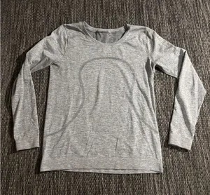 Lululemon Swiftly Tech Long Sleeve Breeze *Relaxed Fit Slate White Size 8 thumbnail 1