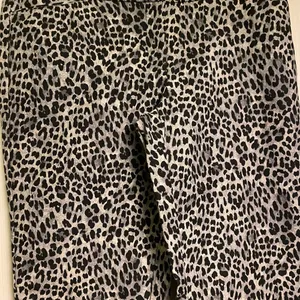 White House black market Cropped pants thumbnail 2