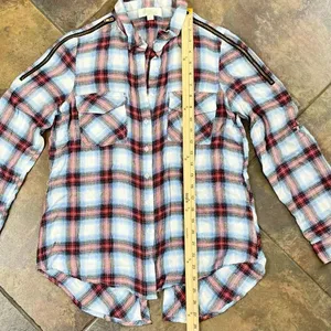 Olive & Oak Plaid Button Down Zipper Shoulder Split Tail Blouse Small thumbnail 4