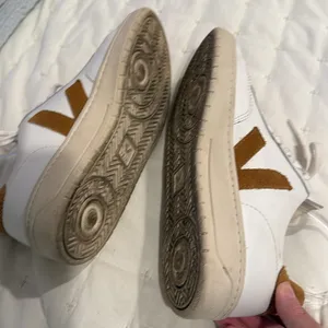 VEJA V-12 LEATHER WHITE CAMEL (2) thumbnail 9