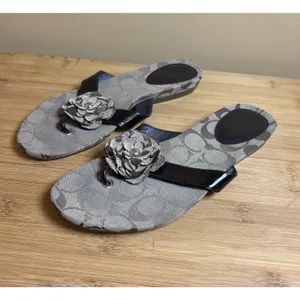 Women's Signature Coach‎ Slip On Sandals 7B Brown Patent Leather Strap- Flower thumbnail 2