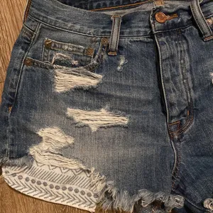 American Eagle Outfitters Hi-Rise Festival Distressed Jean Shorts Size 4 thumbnail 4