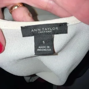 Ann Taylor Factory Cream Long Sleeve Blouse Crew Neck Small Off White thumbnail 4
