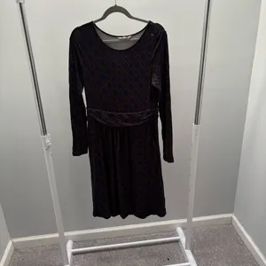 Boden Amelie Navy and Brown Geometric Print Long Sleeve Jersey Dress with Pockets thumbnail 3