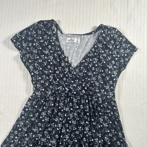 Hollister Size Small Navy Blue & White Floral Tie-Back Tiered Wrap Dress thumbnail 3