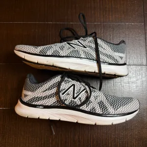 New Balance 811v2 Womens 8.5 D Black White Chevron Training Shoes WX811AG2 thumbnail 6