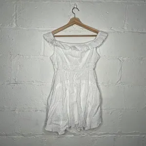Urban Outfitters Women's White‎ Aubrey Off-The-Shoulder Mini Dress Size Large thumbnail 3