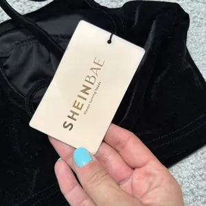 SHEIN Bae Black Velvet V-Neck Crop Top with Adjustable Straps thumbnail 3
